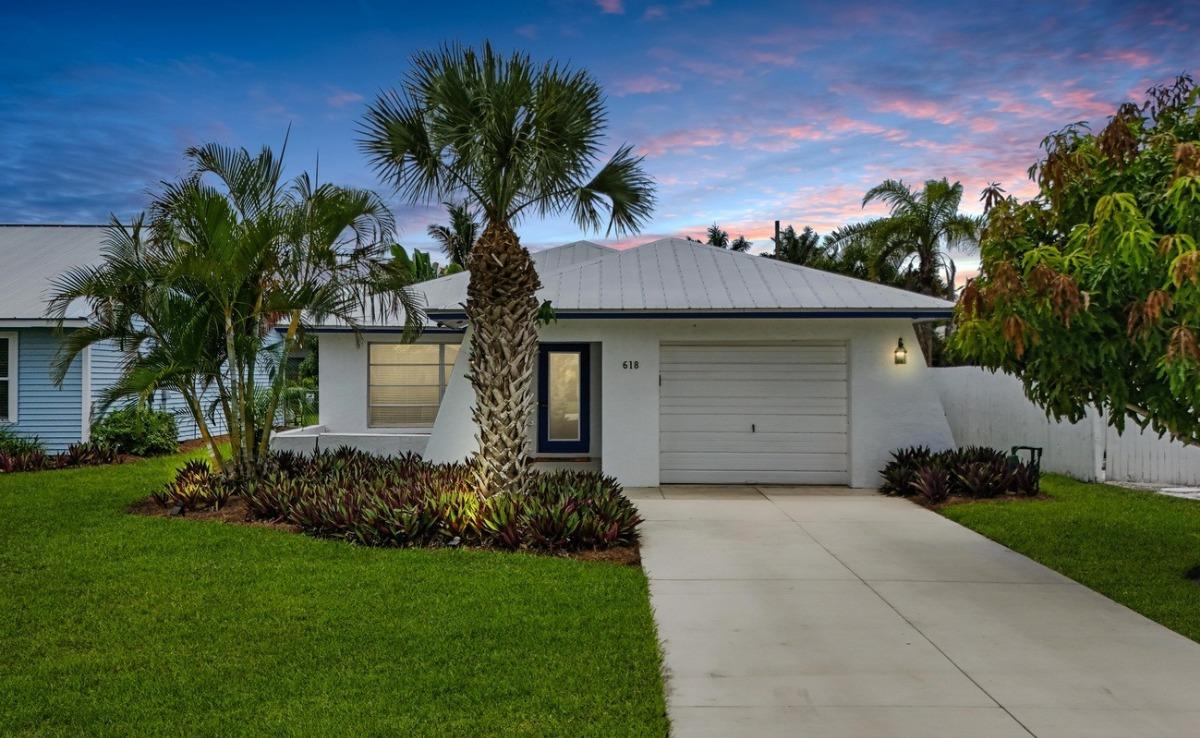 Front of pool Paradise